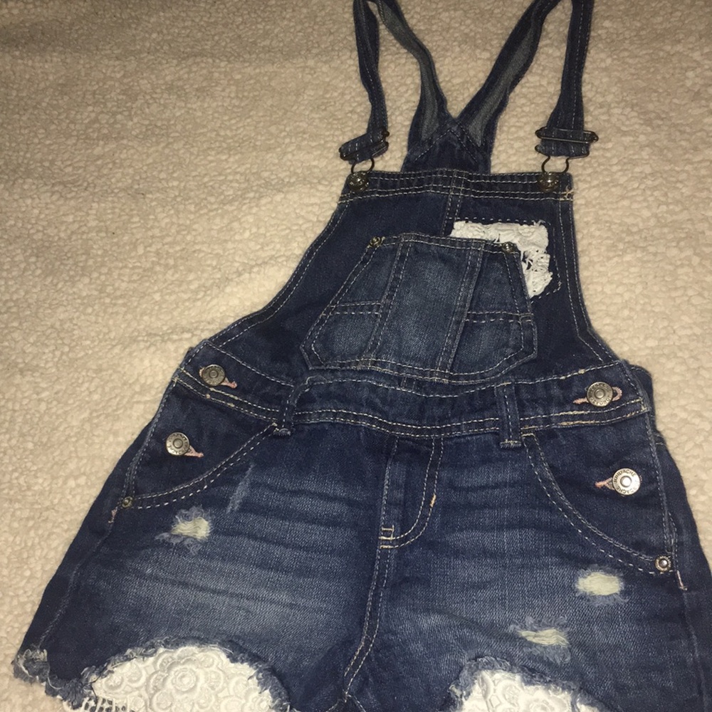 Ripped short cut overalls